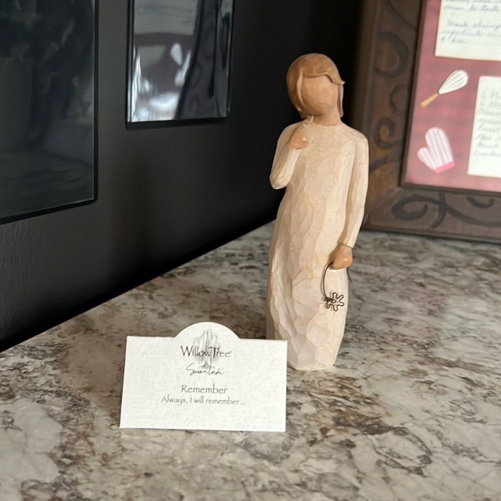 Willow Tree figurine “Remember”.